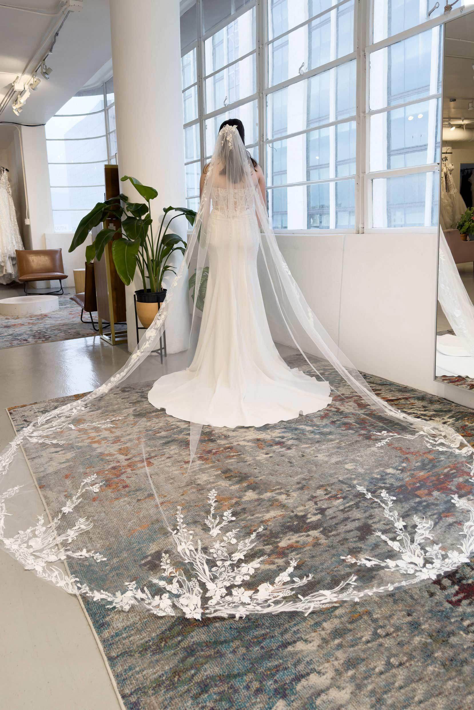 One-tier Lace Edge Tulle Chapel Veils with Appliques CV0329 - COCOMELODY